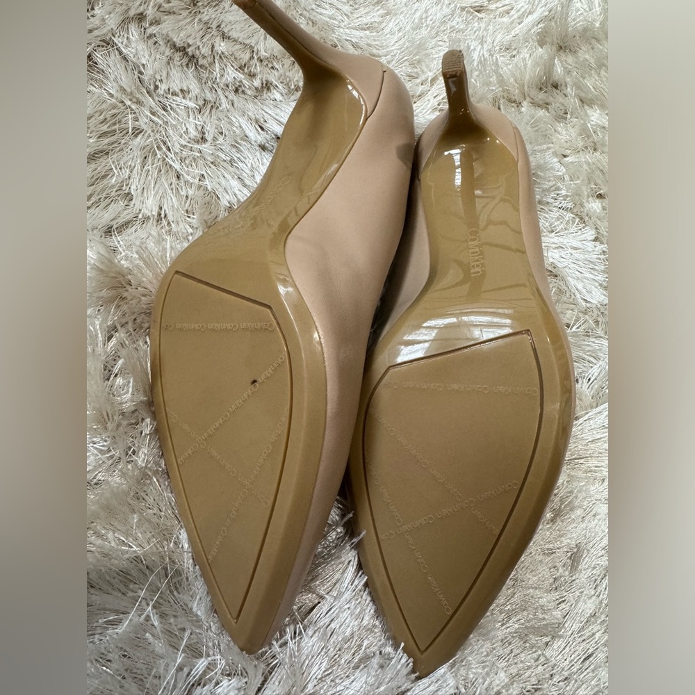 Calvin Klein 9.5 nude heel with gold accent EUC - Picture 5 of 7